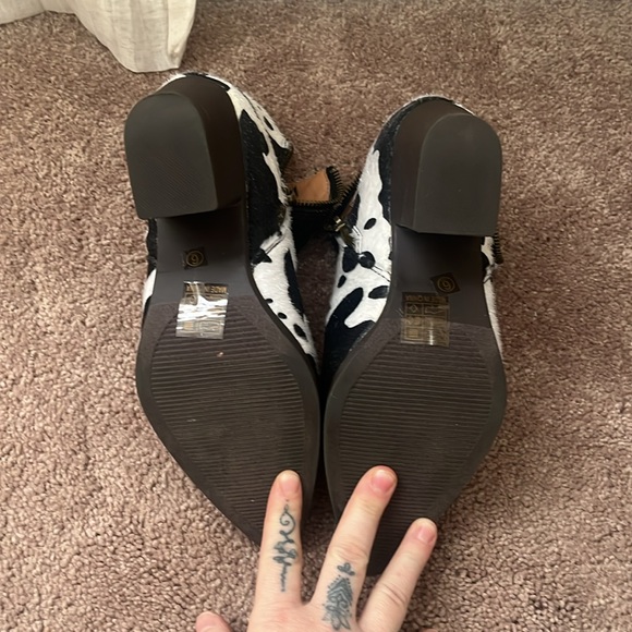 Size 6 faux cowhide ankle boots - Picture 5 of 6